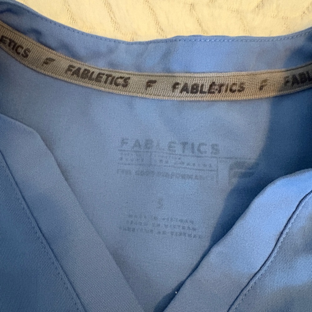 Fabletics Scrub Set - Picture 3 of 4